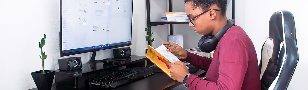 Kissyla lendo Livro na area de Trabalho - Edição - Colorização - Otimizada 1_edited.jpg