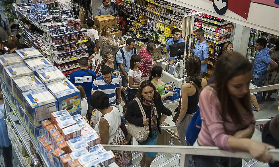 34% dos consumidores usaram nome de terceiros para fazer compras, aponta CNDL/SPC Brasil