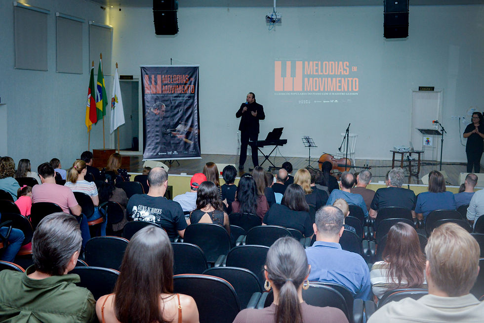 Durante os concertos, o maestro conduz o público por uma viagem pela história da música