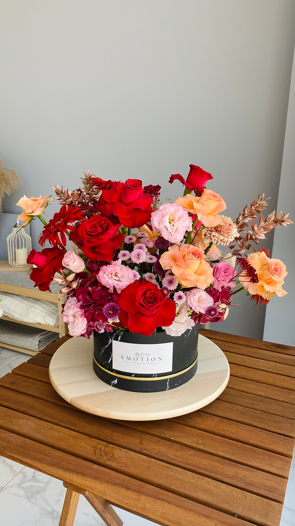 Цветочная корзина из роз, лизиантусов и хризантем