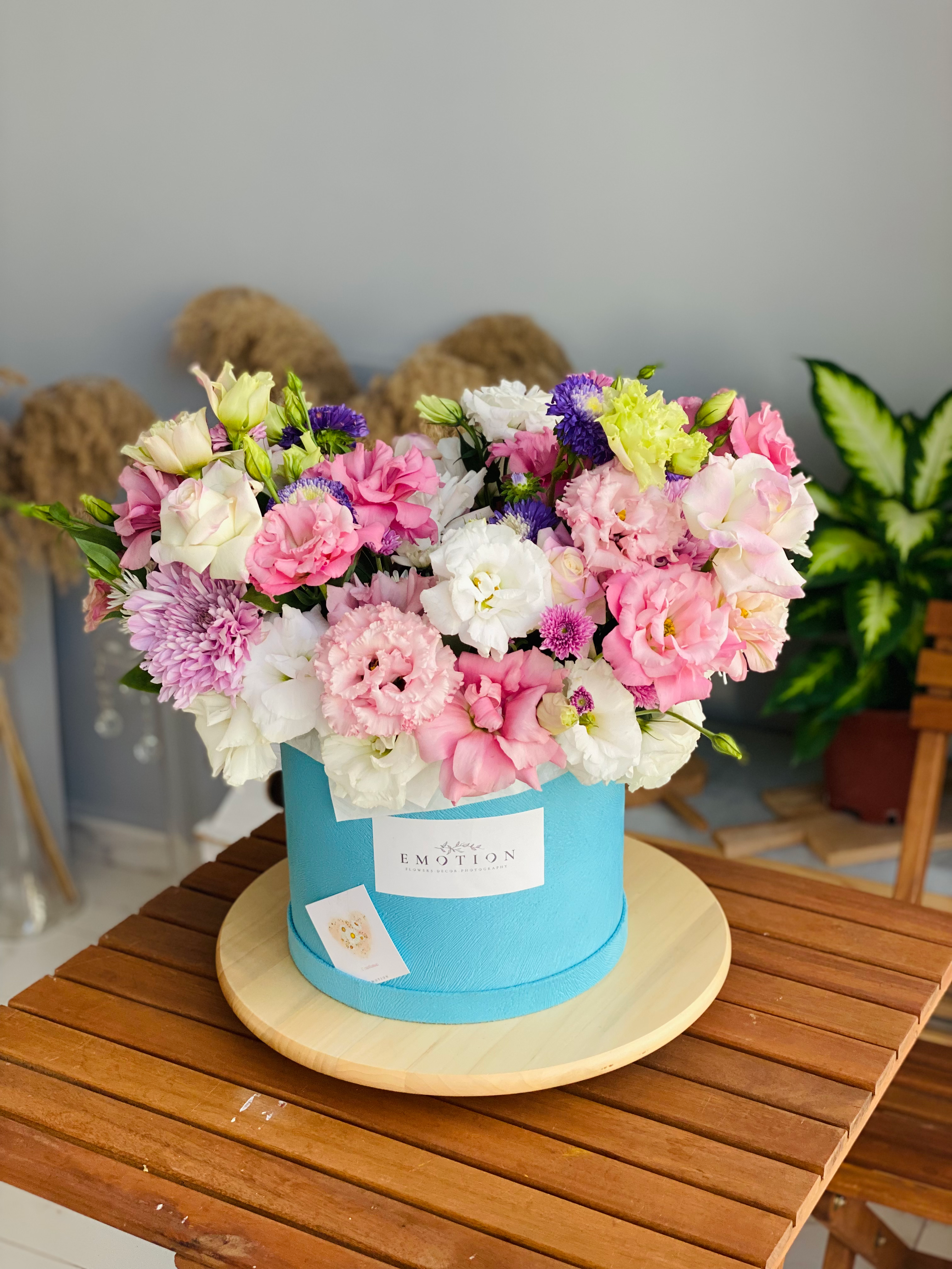 Букет из Лизиантусов, хризантемы, розы. Заказать цветы в Аланье с доставкой – стильные композиции на выбор.