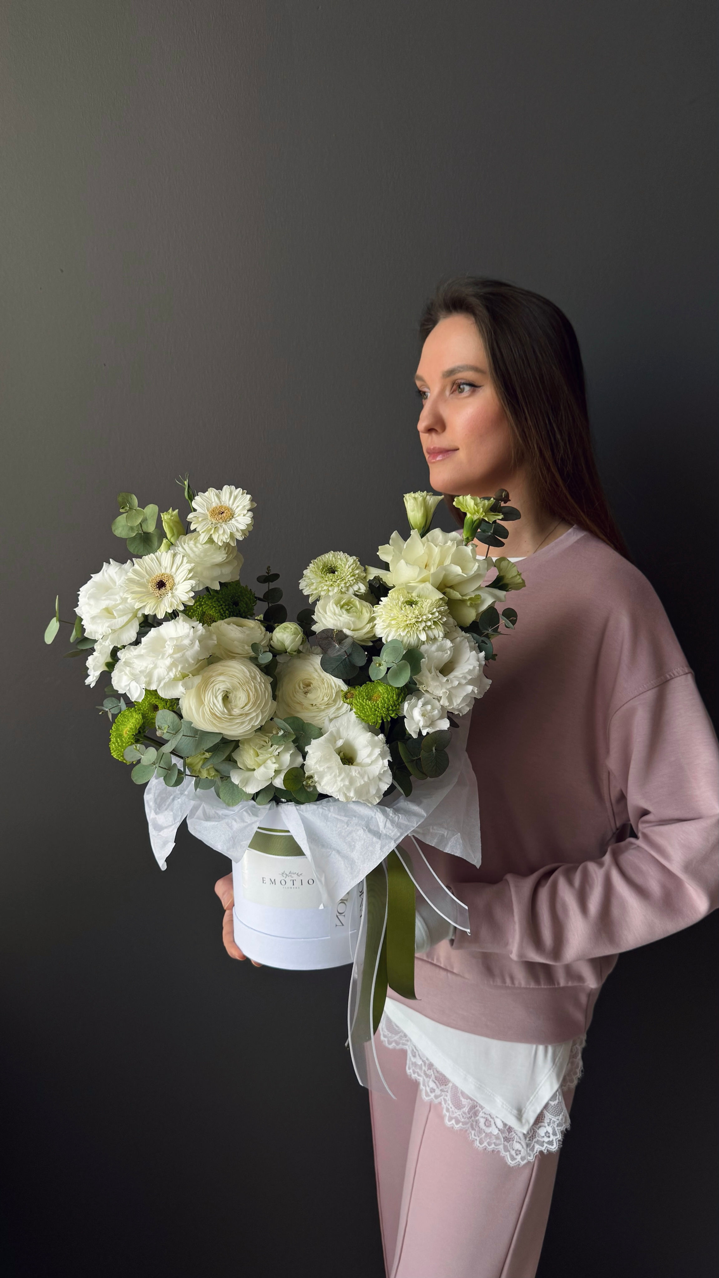 Эстетичная флористика Emotion Alanya — бело-зеленый микс цветов для особого случая в Аланье