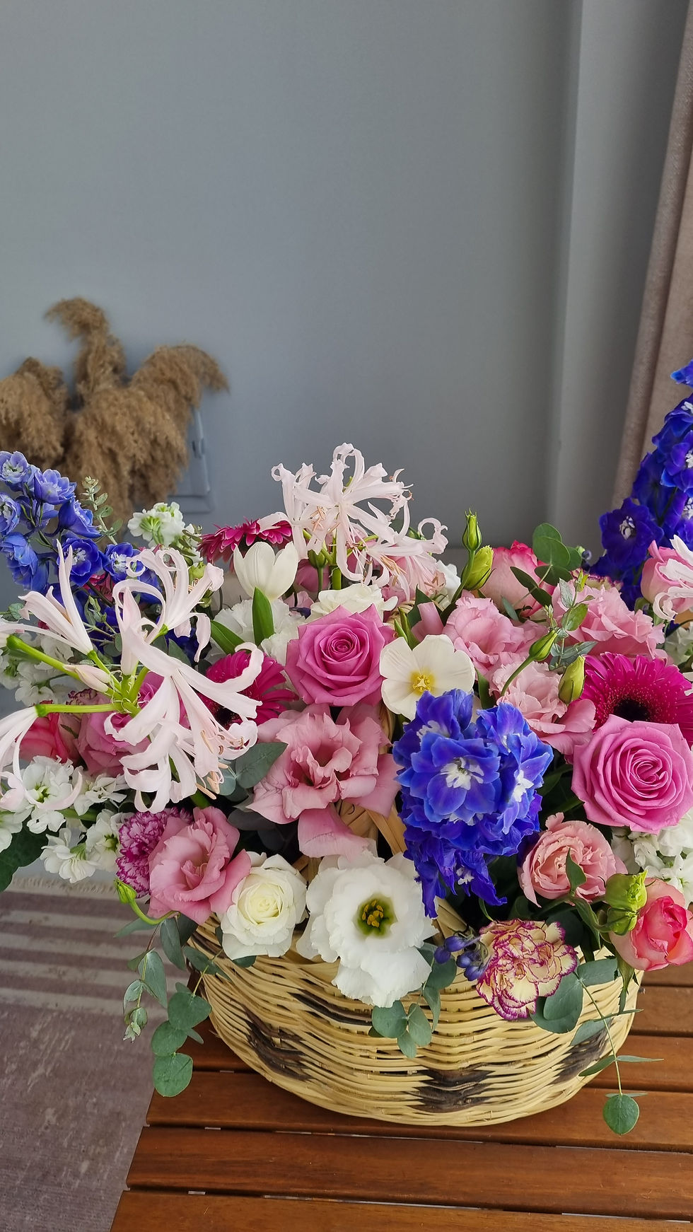 Нежные цветы в стильной коробке с доставкой в Аланье