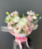 Композиция «Лазурный Берег»: Розовые розы, голубые цветы, белые акценты в розовой коробке в Аланье.