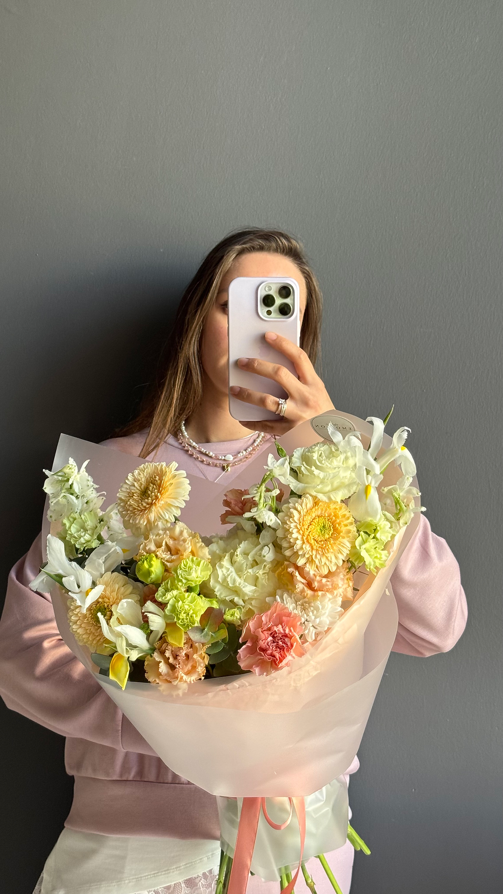 Стильный подарок для девушки в Аланье: пышный букет из эустомы, маттиолы и сортовых гвоздик