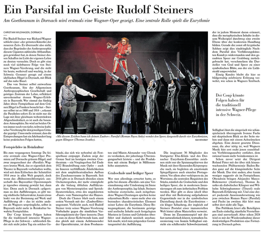 Das Publikum feiert alle Beteiligten am Ende 