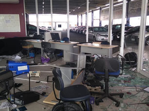 Homem depreda concessionária e é levado para hospital psiquiátrico