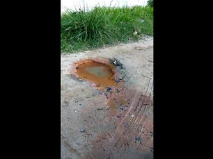 Vídeo mostra vazamento de água que acontece há mais de um mês