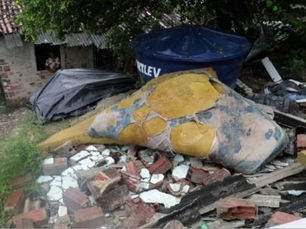 Barreira desliza e derruba casa em Jaboatão