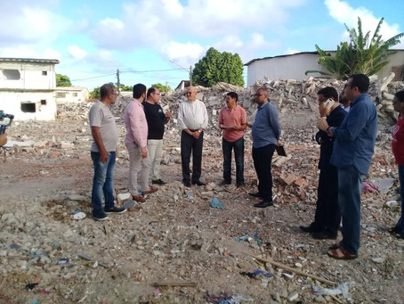 Dom Fernando acompanha drama dos ex-moradores do Conjunto Muribeca