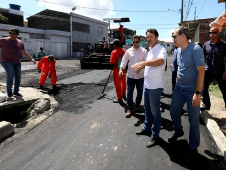 Anderson Ferreira vistoria obras de pavimentação em Cajueiro Seco