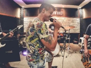 Banda jaboatonense Chibata Dengosa faz apresentação na Festa do Pijama, no Recife