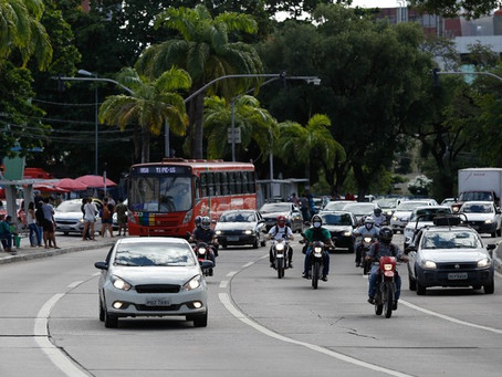Primeiro dia após lockdown tem grande circulação de carros e pontos de aglomeração