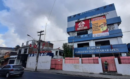 Antigo prédio do Fórum de Jaboatão é ocupado