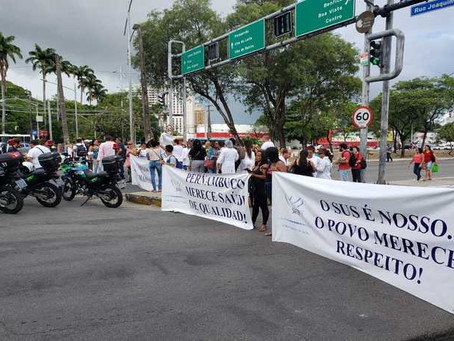 Trânsito na Agamenon Magalhães trava com protesto de profissionais da saúde