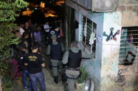 Estudante é morto a tiros dentro de casa no Curado IV