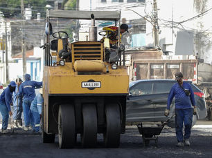 Prefeito Luiz Medeiros vistoria obras em Massangana