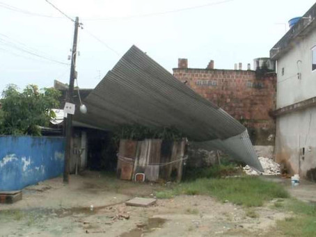 Telhado de alumínio voa e atinge três casas em Jaboatão