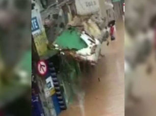 Fachada de imóvel cai e atinge um homem