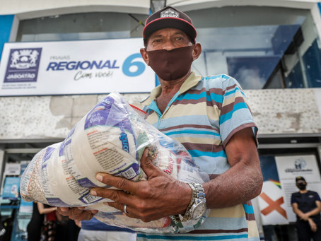 Jaboatão entrega cestas básicas a comerciantes da orla e guias turísticos
