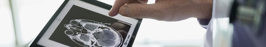 Doctor que examina la exploración del CT