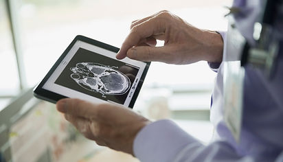 Doctor que examina la exploración del CT