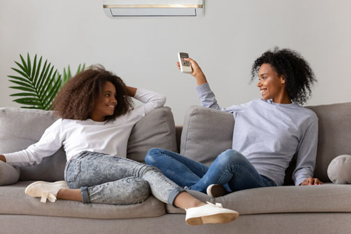 image-of-family-indoors-in-front-of-a-ductless-indoor-unit.jpg