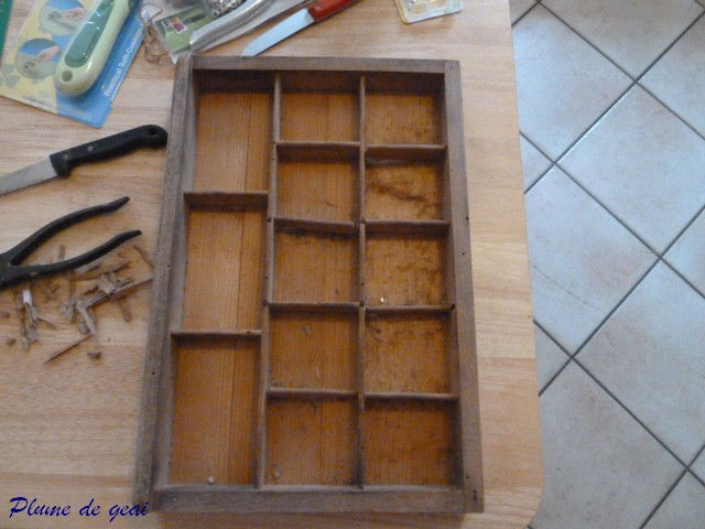 Quand je l'ai acheté, les cases étaient de la même dimension et trop petites pour mon projet à savoir ranger les clés de différentes tailles. J'ai donc commencé à