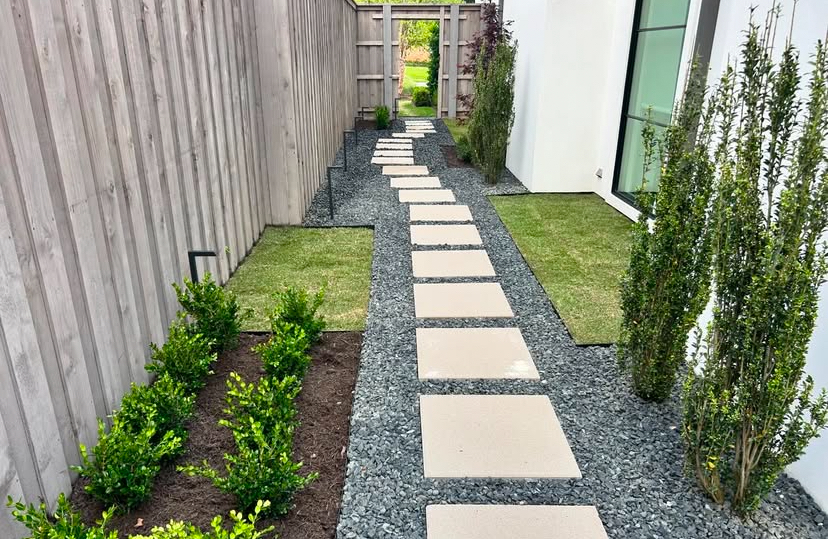 Side-yard path of stepping stones in gravel by Grayscape Landscape & Design, a landscaper in University Park, TX