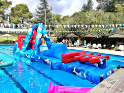 מתנפחים ורחצה יומית מלאת פעילויות בבריכה הגדולה בקאנטרי קלאב כפר סבא - סדנאות קרקס - אטרקציות במחנה 