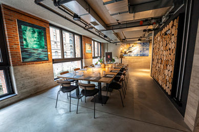 Konferenzraum in exklusiver Location mit Kunst und Holzwand