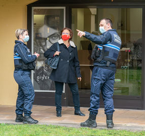 Bertrand Perret photographe professionnel spécialisé dans les reportages métier (basé à Lyon et Saint-Etienne) a réalisé la photo de policiers municipaux renseignant une passante