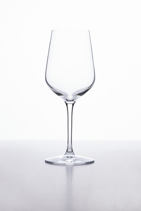 Photo publicitaire d'un verre à pied réalisée en studio