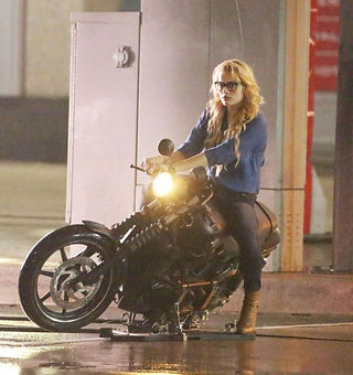 margot-robbie-on-the-set-of-suicide-squad-in-toronto-may-2015_1