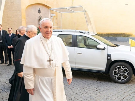 AUTO | Grupo Renault entrega um Dacia ao Papa Francisco