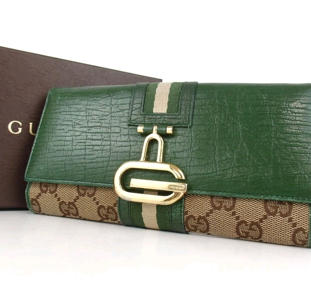 Gucci GG canvas purse , comes with box