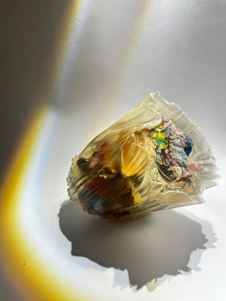 sculpture contemporaine, sculpture en résine époxy, art symbolique, art féminin, création féminine, fertilité, dévotion à la Créatrice, art spirituel, œuvre conceptuelle, corps féminin sacré, fleurs dans la résine, peinture et résine, sculpture transparente, symbolisme de la vie, art engagé féminin contemporary sculpture, epoxy resin sculpture, symbolic art, feminine art, feminine creation, fertility, devotion to the Creator, spiritual art, conceptual artwork, sacred feminine body, flowers embedded in resin, resin and paint sculpture, transparent sculpture, symbolism of life, feminist art