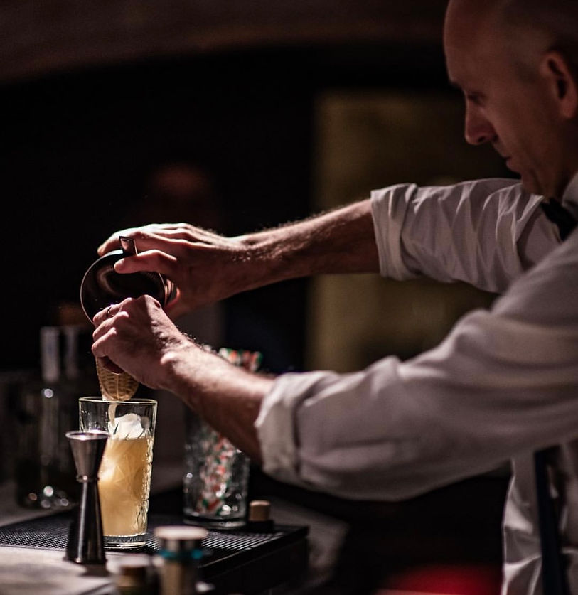 Enrique Prado, bartender de la coctelería La Higuera haciendo un cóctel