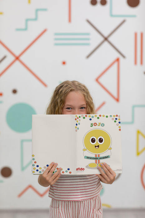 Kind mit Buch