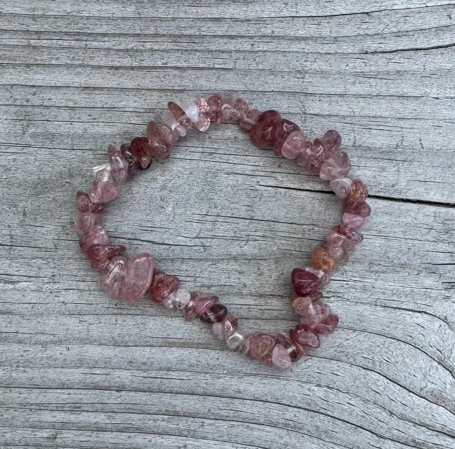 Jordgubbskvarts armband chips