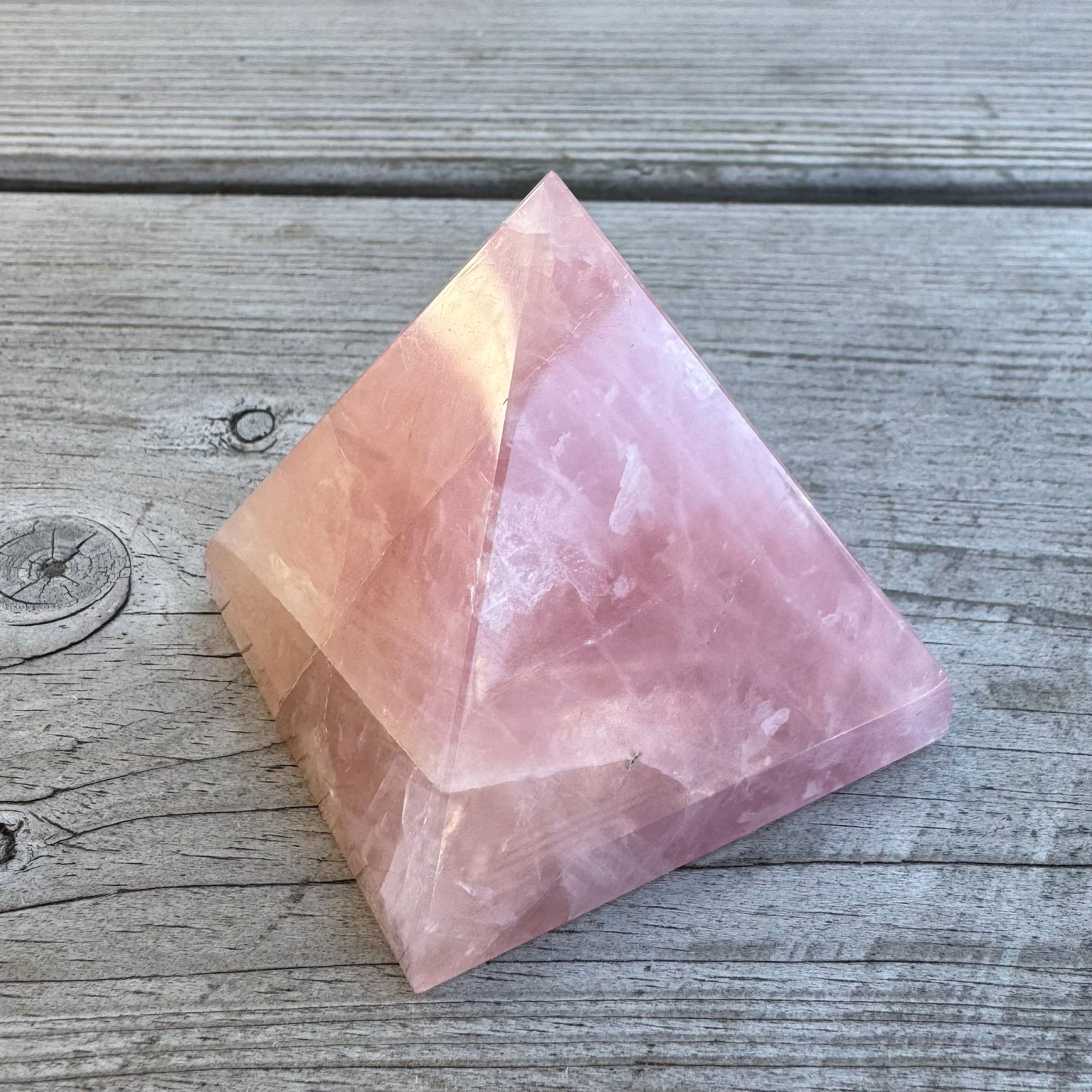 Rosenkvarts Pyramid