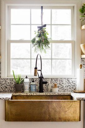 Le terrazzo en cuisine contraste cuivre et dore
