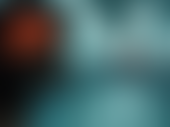 mujer usando su cerebro de forma reflexiva en una empresa de alta tecnología 