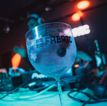 Decoração elaborada e ampla seleção de drinks marcam a festa teste do Fabric