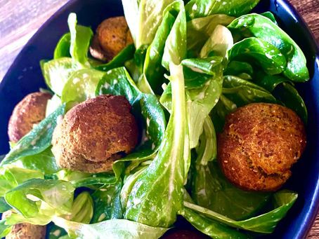 Lamb's lettuce with curry nuggets