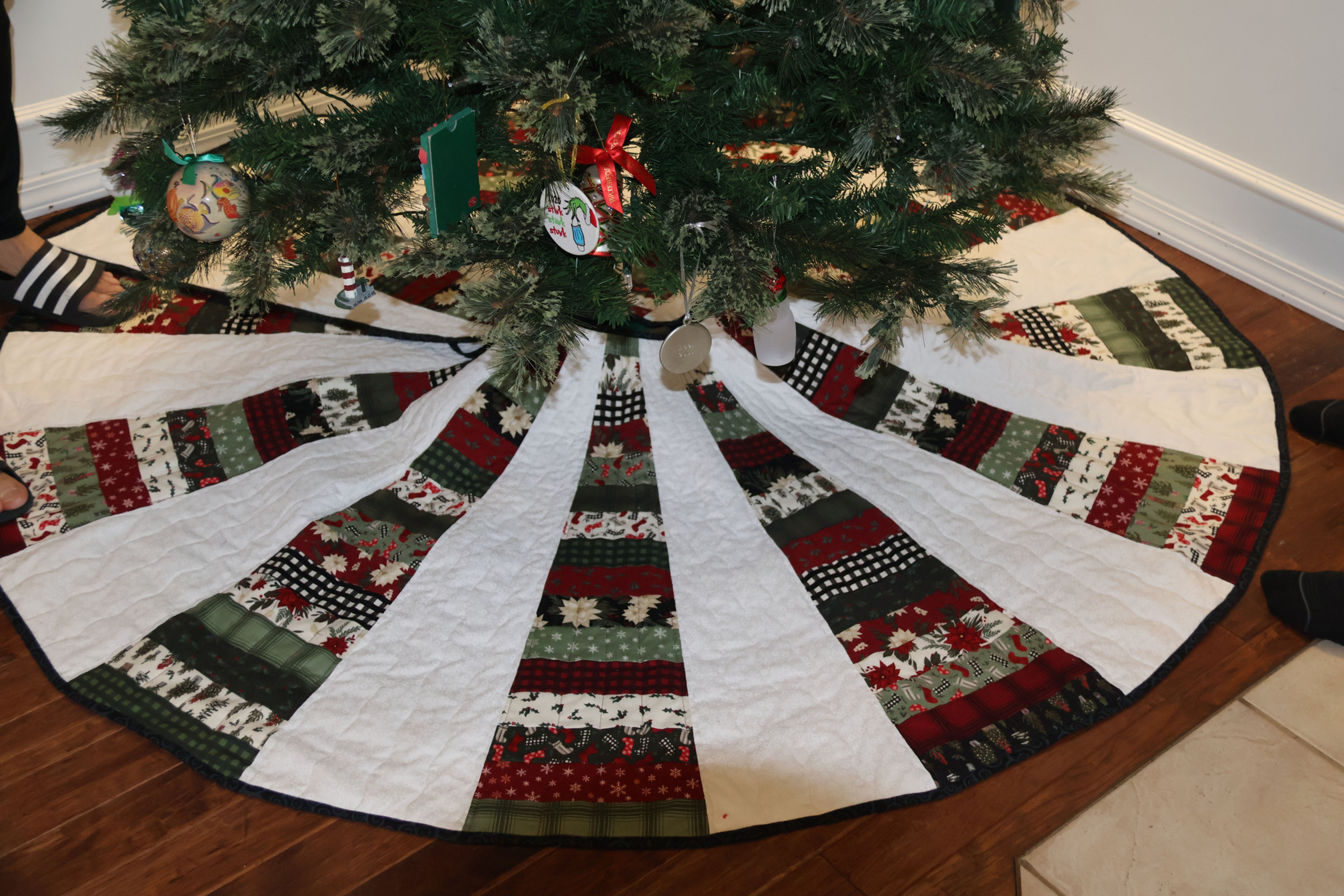 Quilted Jelly Roll Holiday Tree Skirt pattern, PDF Instant Download
