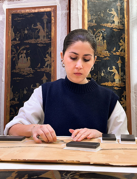 Restauratrice d'oeuvre sur papier à Marseille