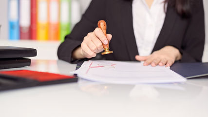 Notary in Ramat Hasharon – Signature Verification, Notarial Certificates & Notarial Translations