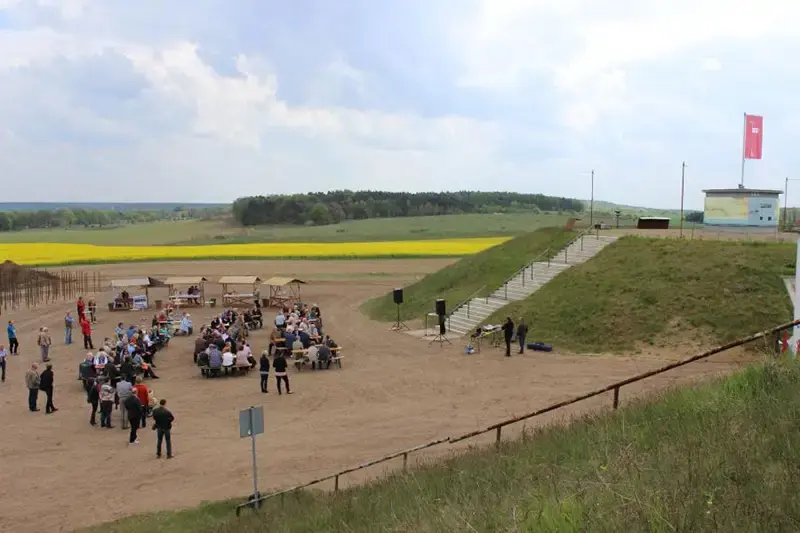 Eröffnung des zweiten Bauabschnitts 2015 mit Publikum, Veranstaltungsplatz, Treppe und Blick über das historische Gelände.