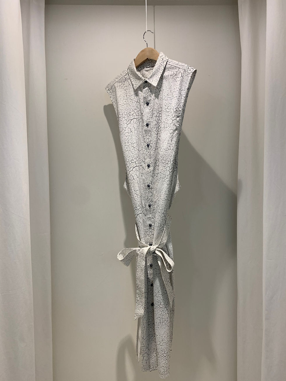 Thumbnail: Unisex sleeveless long shirt